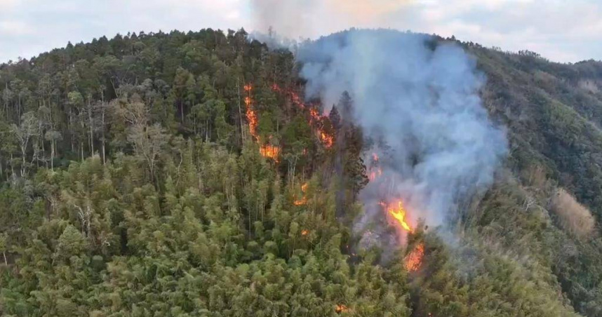 台灣新聞通訊社-世界級竹林驚傳火燒山！雲林草嶺石壁陷火海　直升機灑水急救