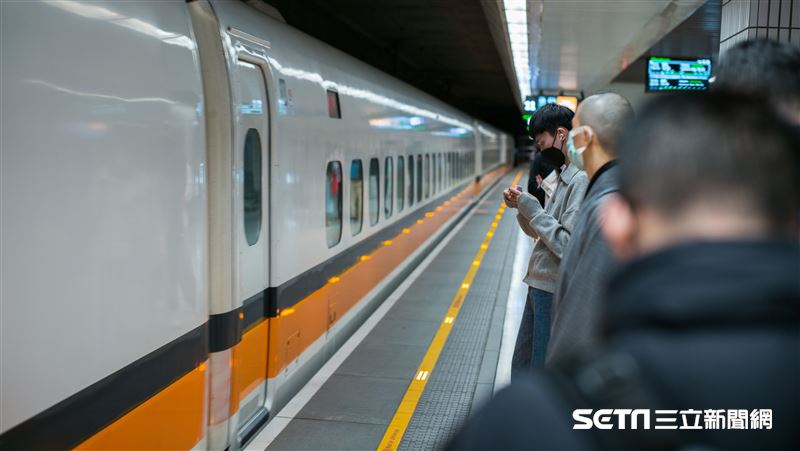 台灣新聞通訊社-快訊／旅客「衝撞」高鐵落軌！列車停半小時還倒退行駛