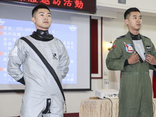 台灣新聞通訊社-空軍開箱防寒飛行衣　3月底完成撥發！飛官：像穿緊身發熱衣一樣