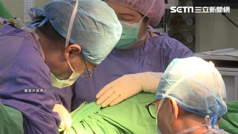 台灣新聞通訊社-PUA最高境界？醫院貼「願意加班」海報　這4句話令眾人傻眼：再一刀就倒