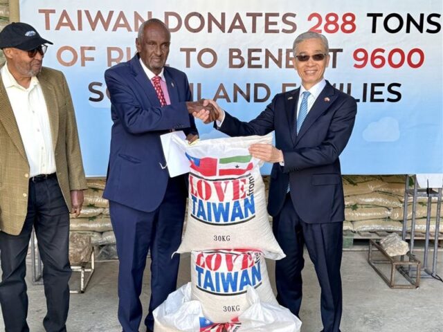 台灣新聞通訊社-Taiwan can help！台灣贈「這國」288公噸白米　駐處批中國只會加劇衝突