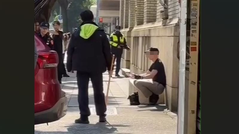 台灣新聞通訊社-總統府旁亮戰術刀揮舞！ YouBike騎上人行道爆衝突　單車男與警對峙被逮