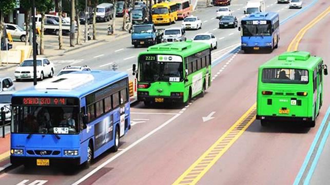 台灣新聞通訊社-首爾公車凌晨突罷工！上班族出門驚覺沒車坐　只得在結冰路上走