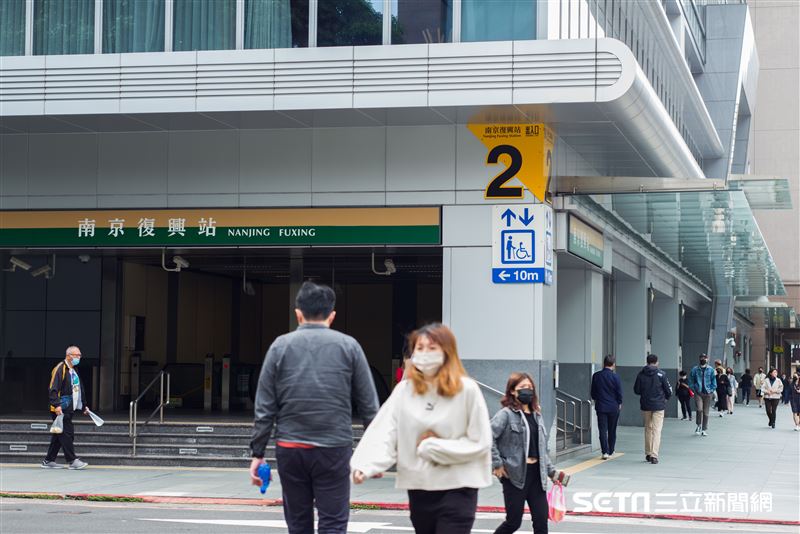 台灣新聞通訊社-他搭北捷這2站怒罵「誰建造的」!千人走到崩潰:懷疑人生