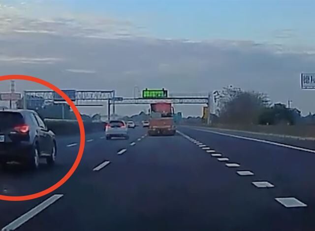 台灣新聞通訊社-國道驚魂記！休旅車失控大迴轉自撞　母女險遭波及：載舅媽骨灰有保佑