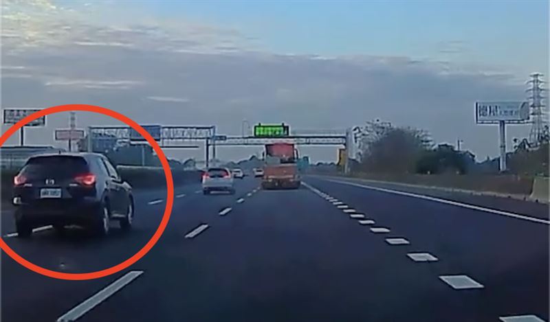 台灣新聞通訊社-國道驚魂記！休旅車失控大迴轉自撞　母女險遭波及：載舅媽骨灰有保佑