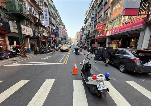 台灣新聞通訊社-撞擊瞬間曝光！三寶女未兩段式開車門　機車衰遭擊落害6旬夫妻慘摔