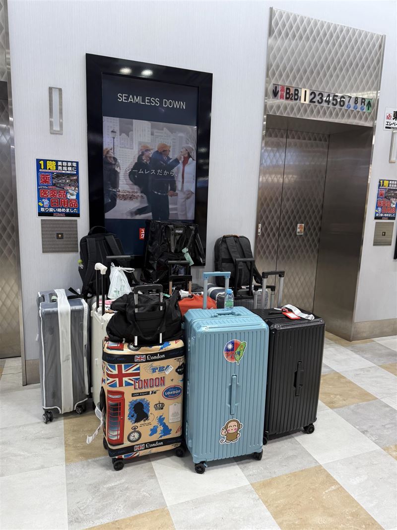 台灣新聞通訊社-台灣遊客失格？行李貼「Taiwan」堆日本電梯前　日作家搖頭曝真正地雷