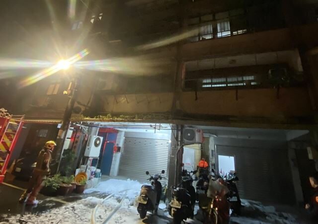 台灣新聞通訊社-基隆民宅凌晨大火！父女嗆聲昏迷、送醫插管　屋內燒成焦黑現場曝光