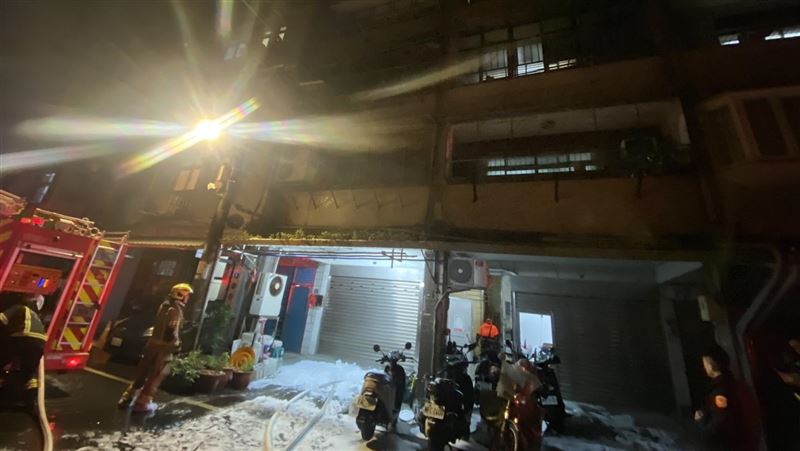 台灣新聞通訊社-基隆民宅凌晨大火！父女嗆聲昏迷、送醫插管　屋內燒成焦黑現場曝光