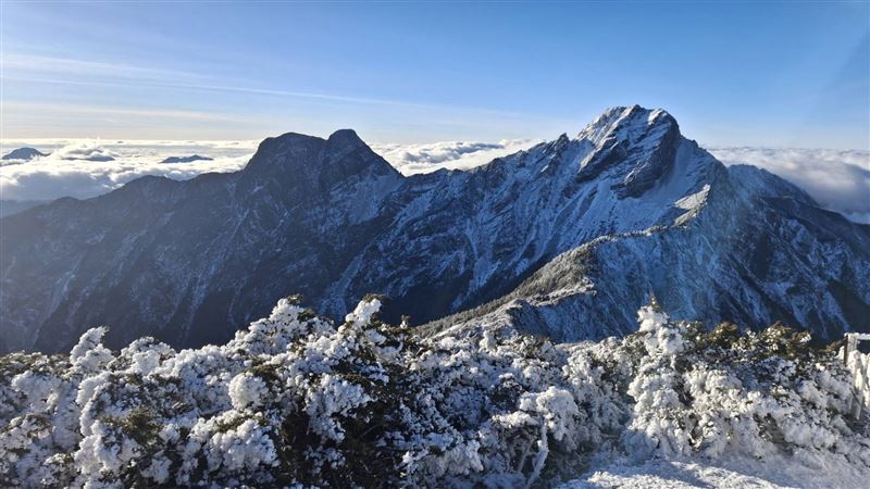 台灣新聞通訊社-玉山又下雪了!低溫凍探-5.6℃ 皚皚白雪絕美景色曝光