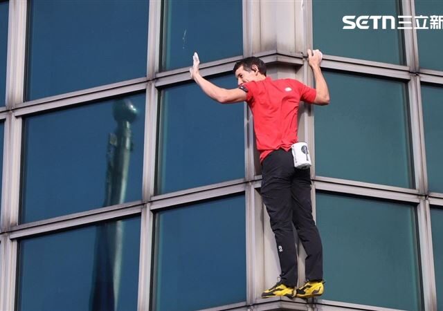 台灣新聞通訊社-霍諾德攀101全球直播！外媒批「最壞示範」恐爆模仿潮　1悲劇太駭人