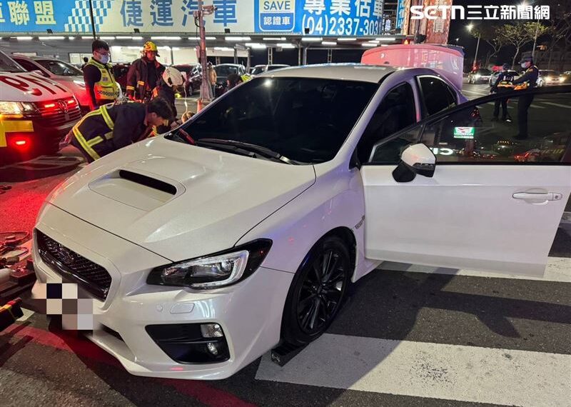 台灣新聞通訊社-驚悚車禍！女駕駛右轉擊落外籍騎士「誤補油門再輾」　卡車底一度命危