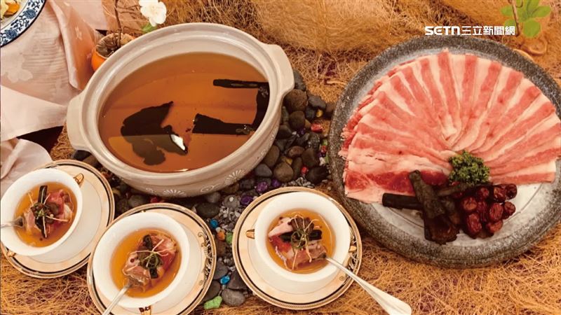 台灣新聞通訊社-獨家/圍爐年菜玩「樂園設施」哏 取名摩天輪寓意圓滿