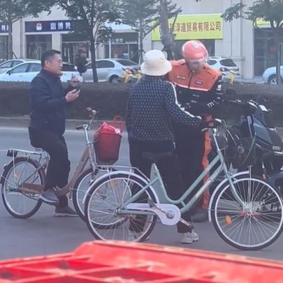 台灣新聞通訊社-太噁心！阿伯騎車亂吐痰　精準射入「外送員嘴裡」