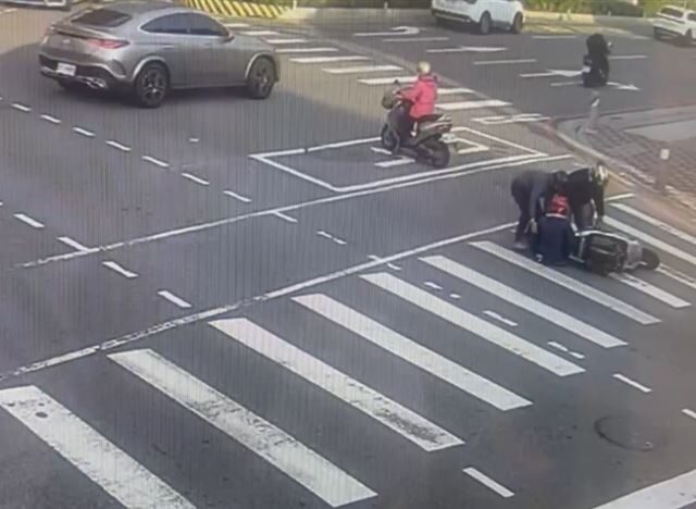 台灣新聞通訊社-擦撞害摔車下秒轉身騎走！女騎士辯「趕買菜」涉肇逃嚇壞：以為自摔