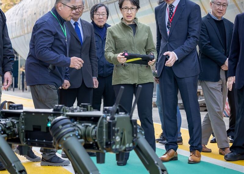 台灣新聞通訊社-無人地上載具「機器狗」現身　蕭美琴訪東元、義美：盼軍民合作突破框架