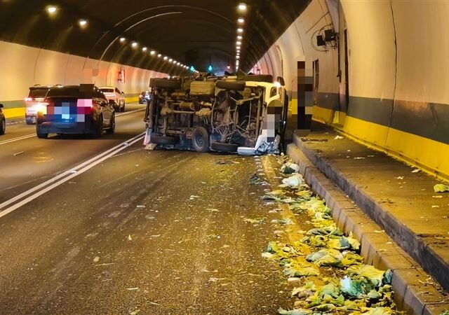 台灣新聞通訊社-快訊／國3新店隧道驚險！滿載高麗菜小貨車翻覆「菜掉滿地」