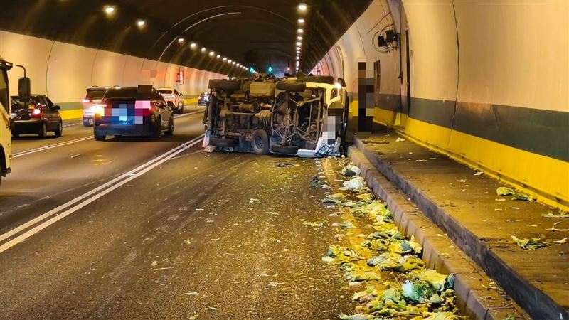 台灣新聞通訊社-快訊／國3新店隧道驚險！滿載高麗菜小貨車翻覆「菜掉滿地」