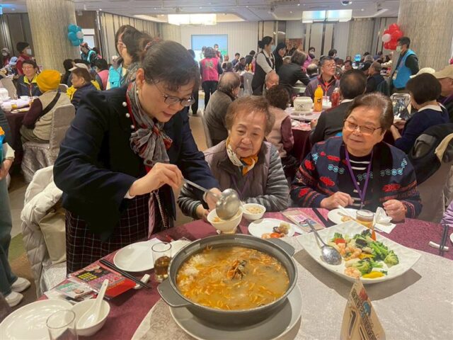 台灣新聞通訊社-長者比例高！士林辦圍爐送暖47企業響應　9旬獨居嬤樂喊:「最愛鬥鬧熱」