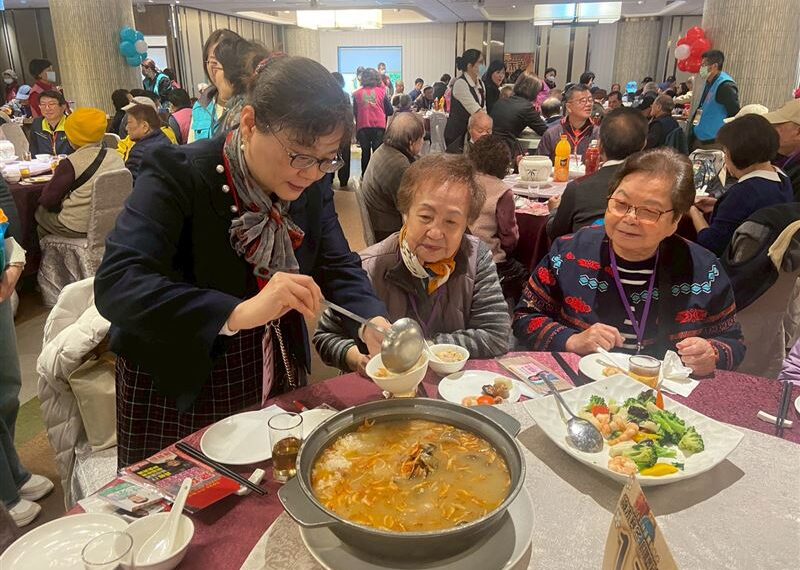 台灣新聞通訊社-長者比例高！士林辦圍爐送暖47企業響應　9旬獨居嬤樂喊:「最愛鬥鬧熱」