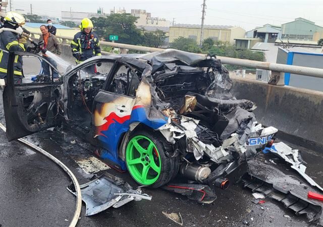 台灣新聞通訊社-高雄88交流道前「無減速衝撞」180萬「勝利衝鋒」WRX被撞爛燒成廢鐵