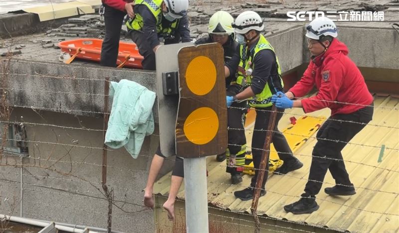 台灣新聞通訊社-快訊／苗栗死亡車禍！雙載機車撞擊拋飛　1男掛鐵絲網、1男墜水溝2死