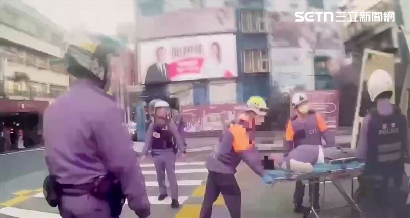 台灣新聞通訊社-還試圖搶手機！強闖捷運站被妻拉住　他又衝超商被警制伏