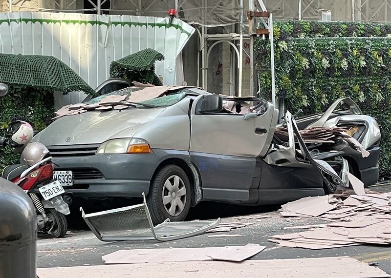 台灣新聞通訊社-轟！彰化工地建材從天降　廂型車慘「砸扁」驚悚影像曝　勒令停工裁罰