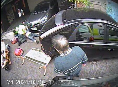 台灣新聞通訊社-機率僅1%！美籍男逛市場「心跳停25分」奇蹟無腦損　隔442天返台尋恩人