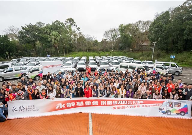 台灣新聞通訊社-永齡愛心大車隊寒冬送暖再捐出逾兩百輛交通車用行動回應「移動的困難」