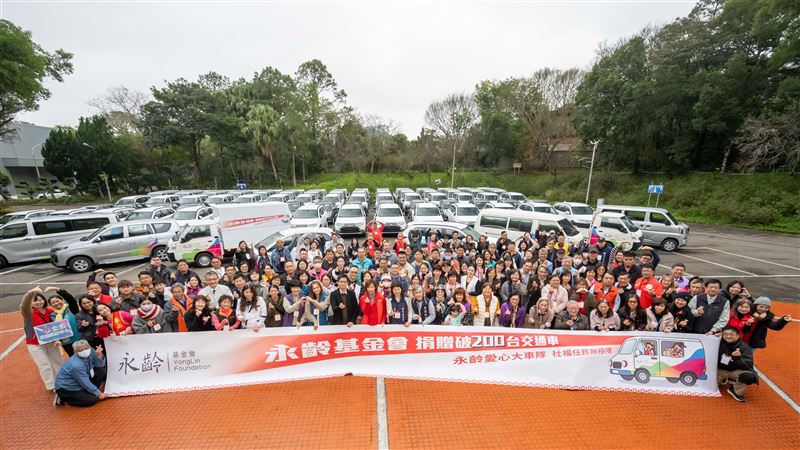 台灣新聞通訊社-永齡愛心大車隊寒冬送暖再捐出逾兩百輛交通車用行動回應「移動的困難」