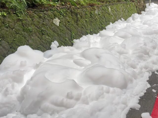 台灣新聞通訊社-基隆下雪了？路上驚見大量「不明白色泡沫」 環保局追來源