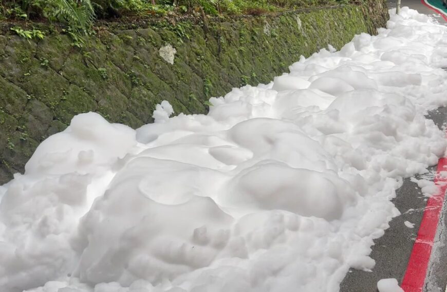 台灣新聞通訊社-基隆下雪了？路上驚見大量「不明白色泡沫」 環保局追來源