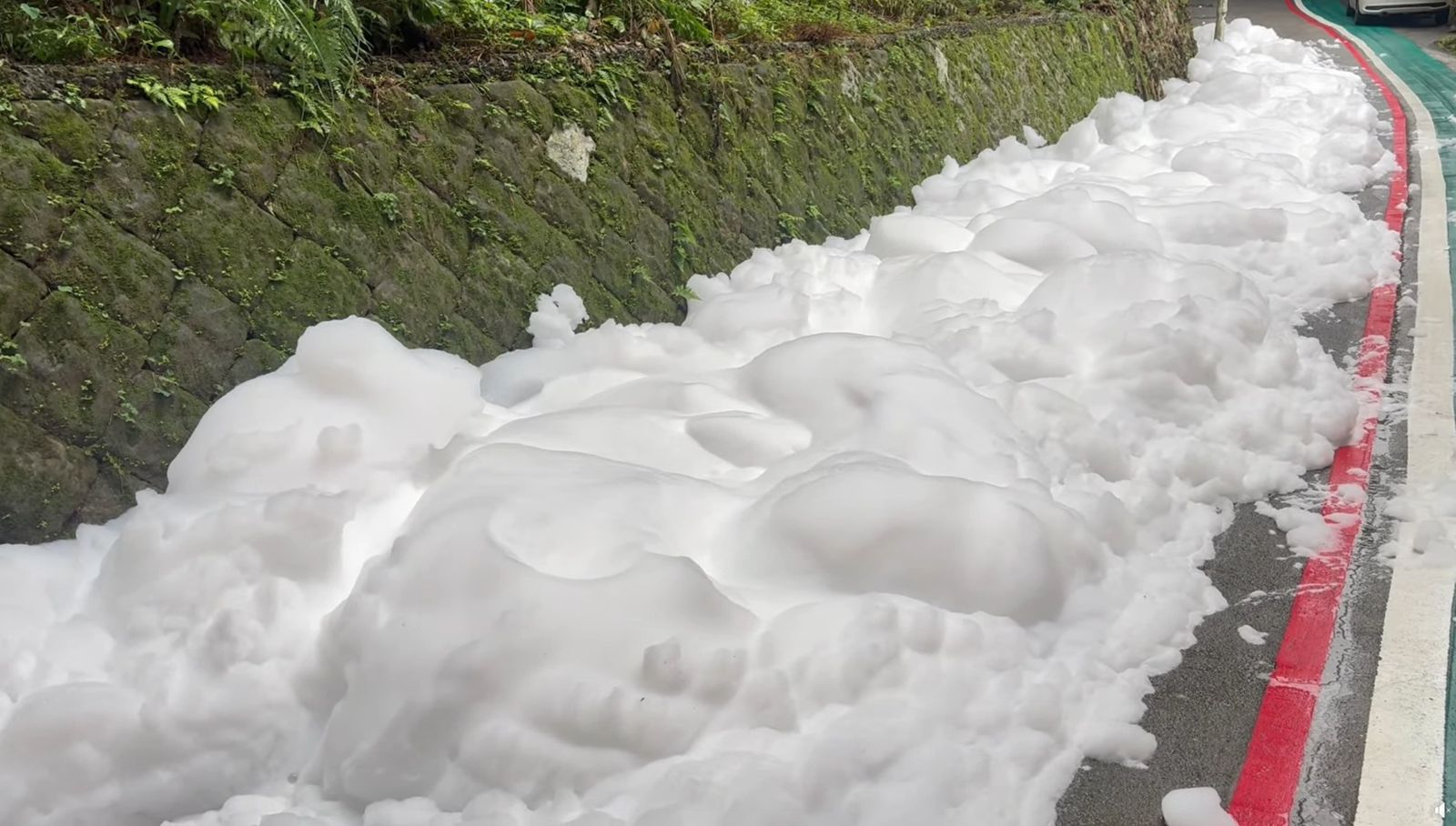 台灣新聞通訊社-基隆下雪了？路上驚見大量「不明白色泡沫」 環保局追來源