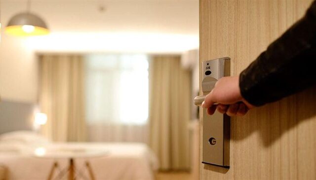 台灣新聞通訊社-認識僅半年！鋼鐵廠老闆花百萬包養　酒店妹嬌喊：X老公100下