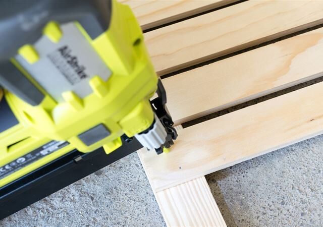 台灣新聞通訊社-鄰居晚上唱歌太吵…拿釘槍射穿鐵門「留3彈孔」卡2釘！他見這一幕嚇壞