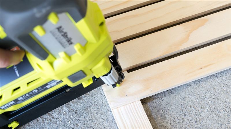 台灣新聞通訊社-鄰居晚上唱歌太吵…拿釘槍射穿鐵門「留3彈孔」卡2釘！他見這一幕嚇壞