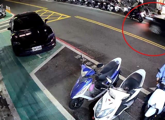 台灣新聞通訊社-台中騎士買消夜遭追撞　狂刷一排7機車全倒！肇事駕駛嚇壞：太疲勞恍神
