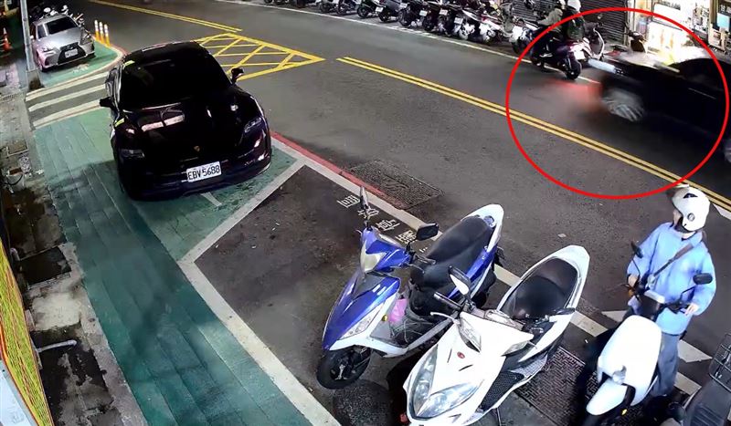 台灣新聞通訊社-台中騎士買消夜遭追撞 狂刷一排7機車全倒!肇事駕駛嚇壞:太疲勞恍神