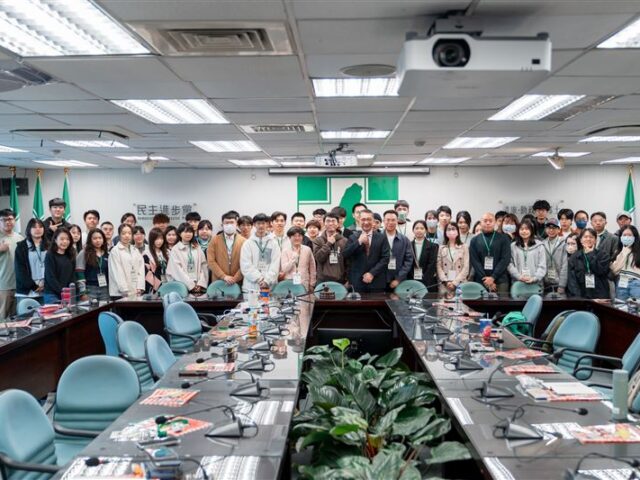 台灣新聞通訊社-為地方大選暖身！民進黨辦青年幕僚海選營　徐國勇、邱義仁親授選戰經驗