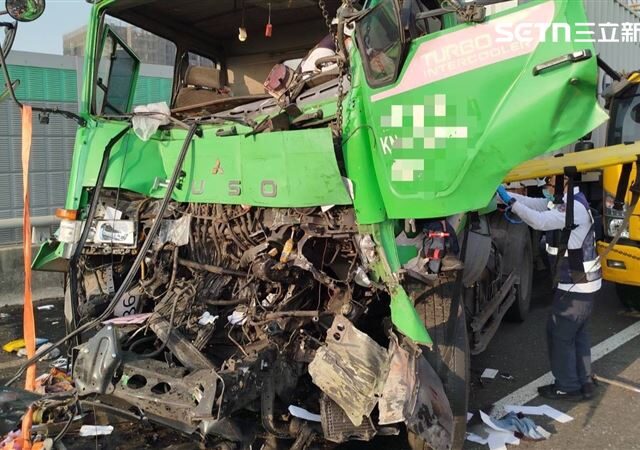 台灣新聞通訊社-駭人畫面曝！國道恐怖事故「車頭撞稀爛」運將受困…人拖出送醫救不回