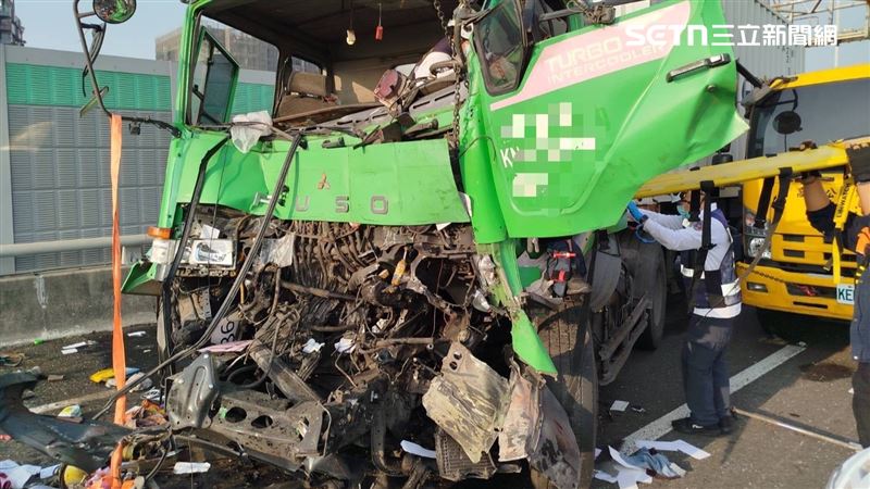 台灣新聞通訊社-駭人畫面曝！國道恐怖事故「車頭撞稀爛」運將受困…人拖出送醫救不回