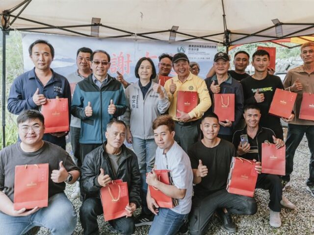 台灣新聞通訊社-馬太鞍溪堰塞湖降挖成功！賴清德贈禮感謝工程英雄　負責人：這次最艱困