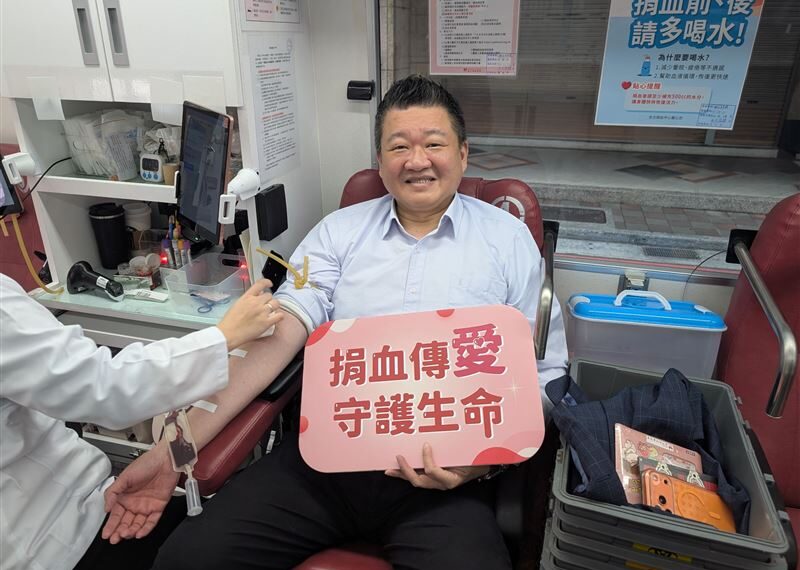 台灣新聞通訊社-寒冬血庫告急！曝賴清德高度關心　何博文率先挽袖捐血：一舉兩得的善行
