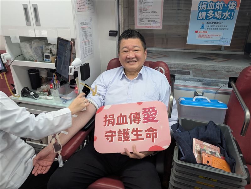 台灣新聞通訊社-寒冬血庫告急！曝賴清德高度關心　何博文率先挽袖捐血：一舉兩得的善行