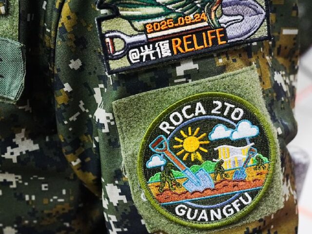 台灣新聞通訊社-超吸睛！賴清德赴花蓮視導國軍　官兵們戴「鏟子超人」臂章成亮點