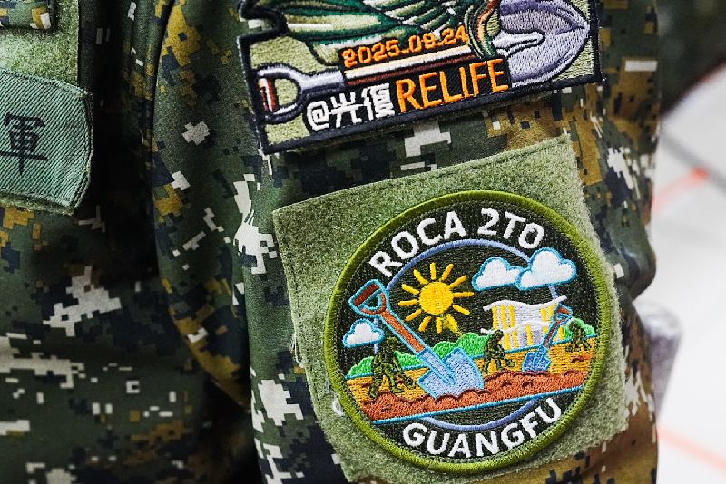 台灣新聞通訊社-超吸睛！賴清德赴花蓮視導國軍　官兵們戴「鏟子超人」臂章成亮點