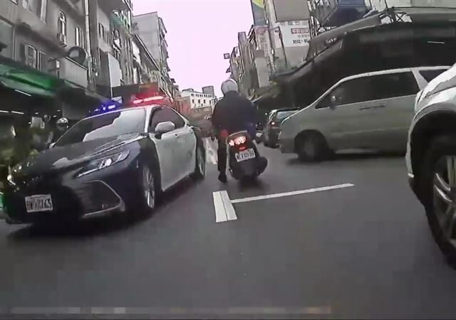 台灣新聞通訊社-通緝犯三峽街頭瘋狂逃竄！14張罰單噴飛4萬　警搜出海洛因針筒