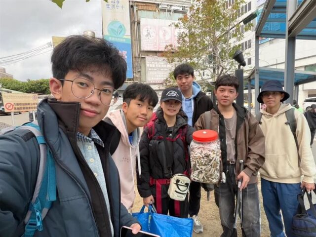 台灣新聞通訊社-200名學生「環島撿菸蒂」！7天狂掃14大桶　阿嬤暖心送罐支持